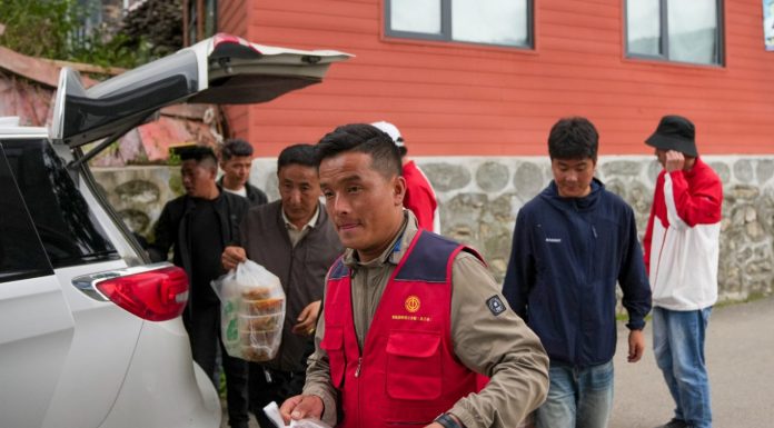Cina: ricollocati residenti e turisti dopo colata di fango nello Xizang (2)