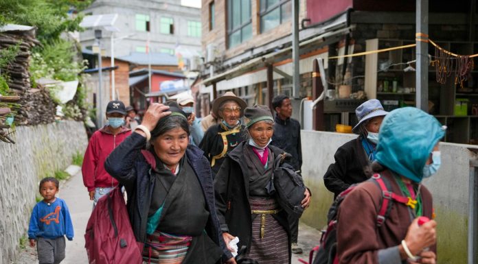 Cina: ricollocati residenti e turisti dopo colata di fango nello Xizang (3)