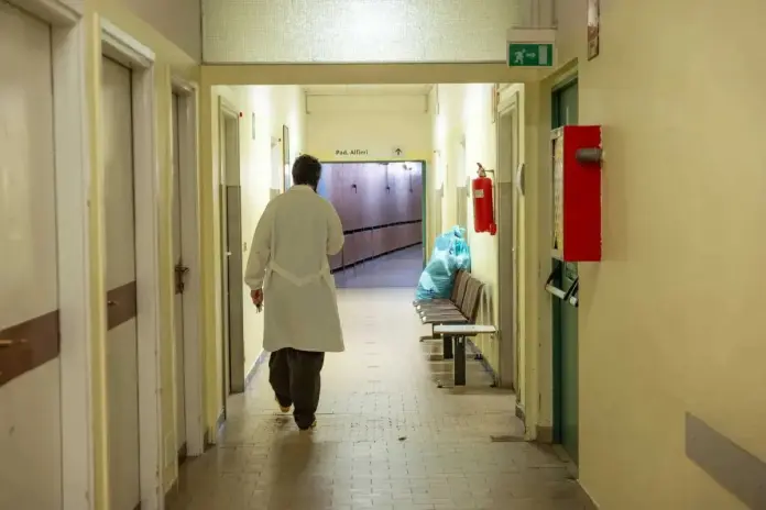 Medico in corsia ospedale