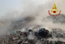 Incendio nella zona industriale di Catania, coinvolta una ditta di materiale plastico