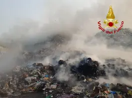 Incendio nella zona industriale di Catania, coinvolta una ditta di materiale plastico