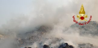 Incendio nella zona industriale di Catania, coinvolta una ditta di materiale plastico