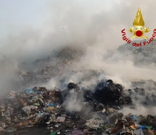 Incendio nella zona industriale di Catania, coinvolta una ditta di materiale plastico