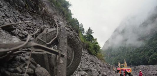Cina: proseguono i soccorsi dopo la colata di fango a Gyirong nello Xizang (5)