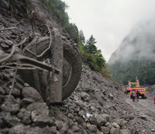 Cina: proseguono i soccorsi dopo la colata di fango a Gyirong nello Xizang (5)