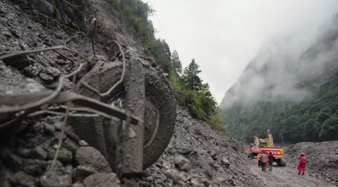 Cina: proseguono i soccorsi dopo la colata di fango a Gyirong nello Xizang (5)