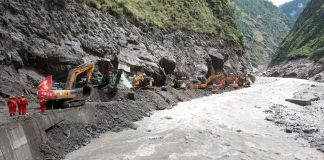 Cina: operazioni di sgombero sulla G216 colpita dalla frana a Gyirong (1)