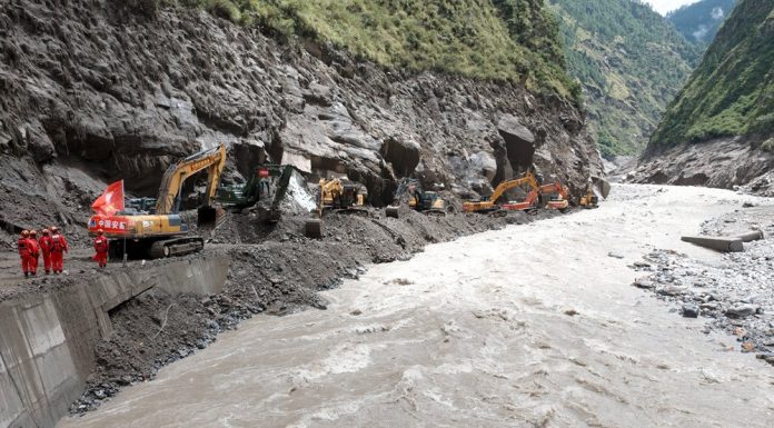Cina: operazioni di sgombero sulla G216 colpita dalla frana a Gyirong (1)