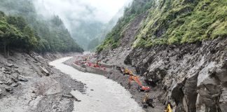 Cina: operazioni di sgombero sulla G216 colpita dalla frana a Gyirong (2)