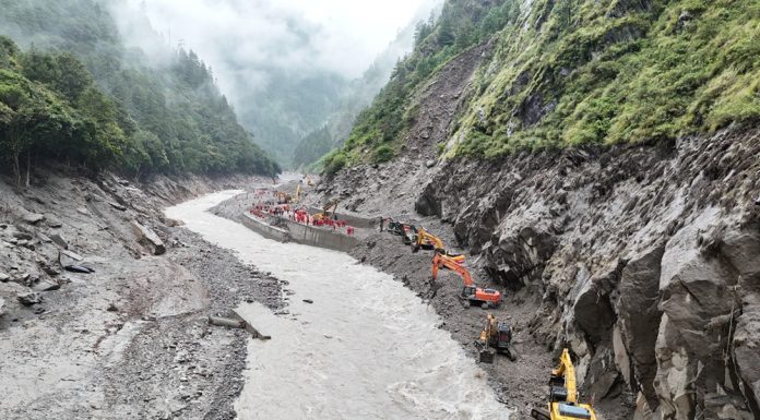 Cina: operazioni di sgombero sulla G216 colpita dalla frana a Gyirong (2)