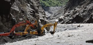 Cina: operazioni di sgombero sulla G216 colpita dalla frana a Gyirong (3)