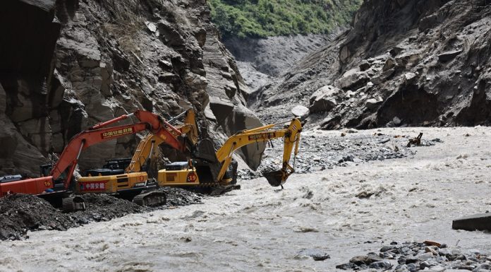 Cina: operazioni di sgombero sulla G216 colpita dalla frana a Gyirong (3)