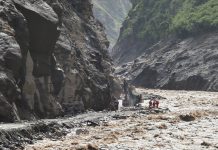 Cina: Xizang, oltre 2.000 soccorritori al lavoro dopo la colata di fango (1)