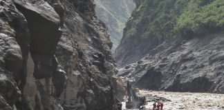 Cina: Xizang, oltre 2.000 soccorritori al lavoro dopo la colata di fango (1)