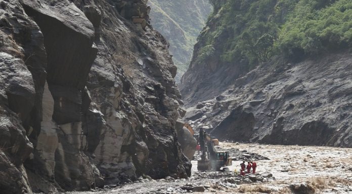 Cina: Xizang, oltre 2.000 soccorritori al lavoro dopo la colata di fango (1)