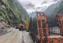 Cina: Xizang, oltre 2.000 soccorritori al lavoro dopo la colata di fango (2)