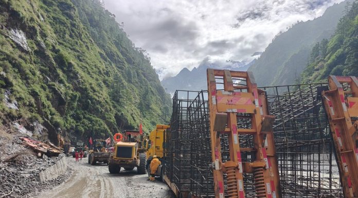 Cina: Xizang, oltre 2.000 soccorritori al lavoro dopo la colata di fango (2)