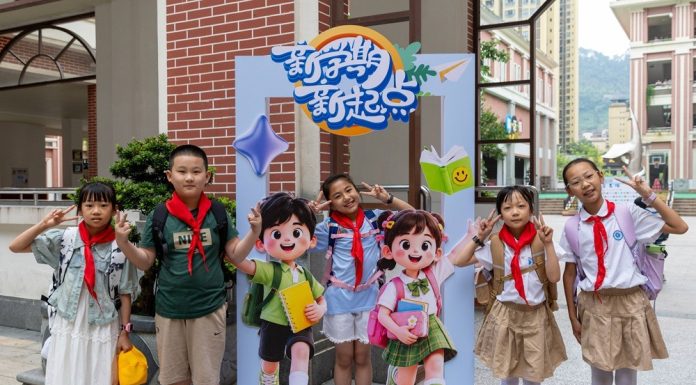 Cina: in alcune zone del Paese è iniziato il nuovo semestre scolastico (1)