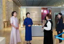 Kirghizistan: Peng Liyuan visita Museo storico nazionale