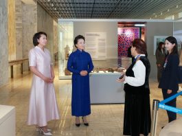 Kirghizistan: Peng Liyuan visita Museo storico nazionale