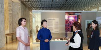 Kirghizistan: Peng Liyuan visita Museo storico nazionale