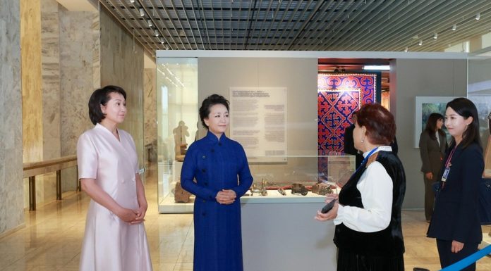 Kirghizistan: Peng Liyuan visita Museo storico nazionale