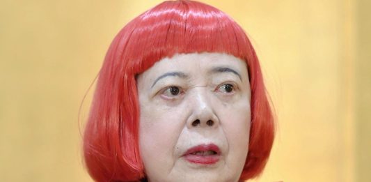 Addio all’artista giapponese Yayoi Kusama, la “regina dei pois” aveva 97 anni