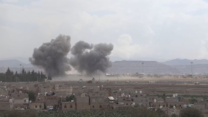 Yemen, l'Arabia Saudita lancia diversi attacchi aerei sulle piste dell'aeroporto internazionale di Sanaa