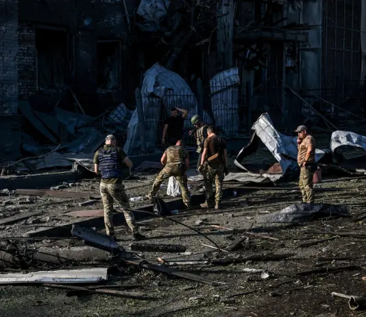Notte di attacchi incrociati tra Russia e Ucraina, a Zaporizhzhia almeno due morti e dieci feriti