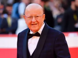 Massimo Boldi cade durante una passeggiata a Forte dei Marmi, ricoverato