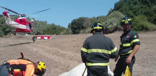 Cavallo cade in un canale ad Ales, recuperato con un elicottero dai Vigili del fuoco