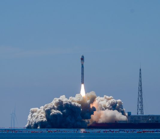Cina: lanciati dal mare due satelliti iperspettrali nello Shandong