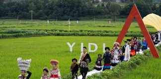 Cina: Sichuan, sfilata con costumi etnici tradizionali tra le risaie (2)