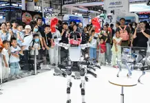 Cina: Pechino, World Robot Conference 2026 attrae numerosi visitatori (1)