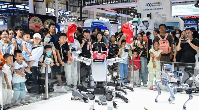Cina: Pechino, World Robot Conference 2026 attrae numerosi visitatori (1)