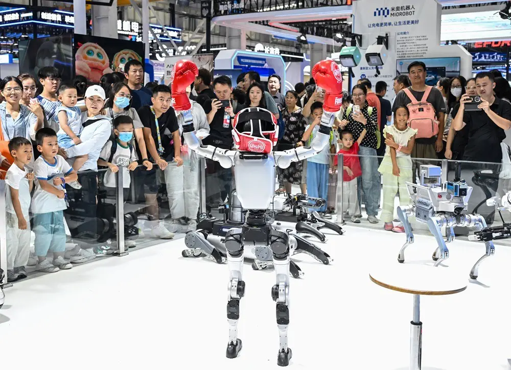 Cina: Pechino, World Robot Conference 2026 attrae numerosi visitatori (1)