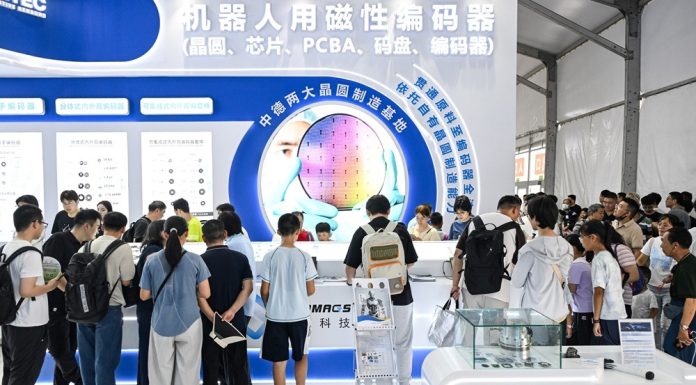 Cina: Pechino, World Robot Conference 2026 attrae numerosi visitatori (2)