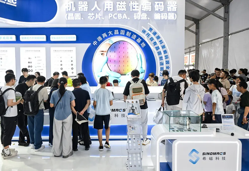 Cina: Pechino, World Robot Conference 2026 attrae numerosi visitatori (2)
