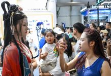 Cina: Pechino, World Robot Conference 2026 attrae numerosi visitatori (3)