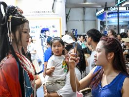 Cina: Pechino, World Robot Conference 2026 attrae numerosi visitatori (3)