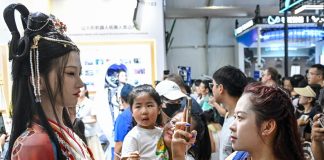 Cina: Pechino, World Robot Conference 2026 attrae numerosi visitatori (3)