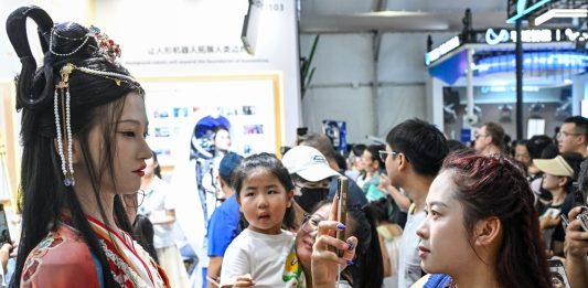 Cina: Pechino, World Robot Conference 2026 attrae numerosi visitatori (3)