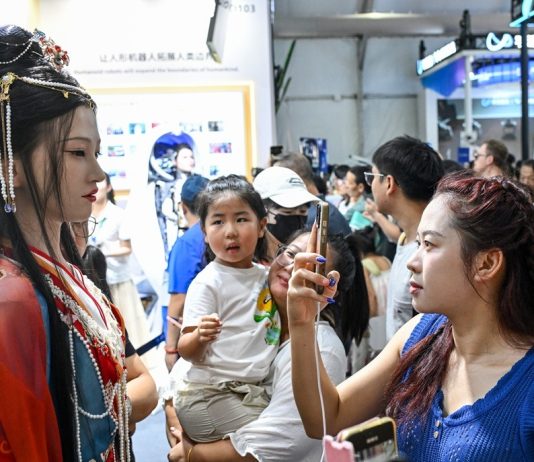 Cina: Pechino, World Robot Conference 2026 attrae numerosi visitatori (3)