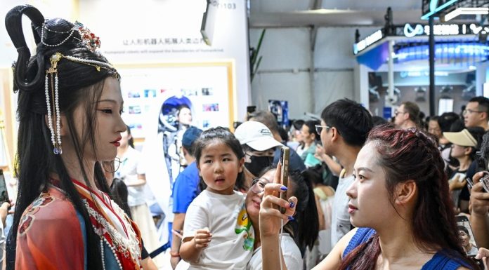 Cina: Pechino, World Robot Conference 2026 attrae numerosi visitatori (3)
