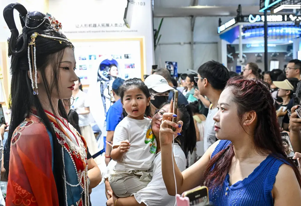 Cina: Pechino, World Robot Conference 2026 attrae numerosi visitatori (3)
