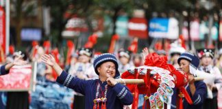 Cina: Qiannan celebra 70 anni con una parata nel Guizhou (1)