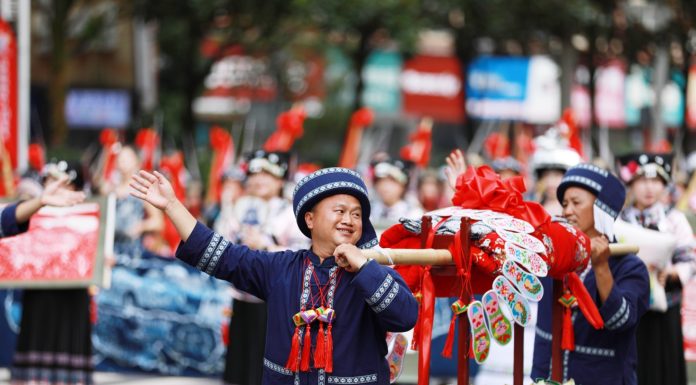Cina: Qiannan celebra 70 anni con una parata nel Guizhou (1)