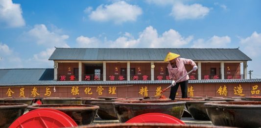 Cina: preparazione della salsa al peperoncino nell’Hunan (2)