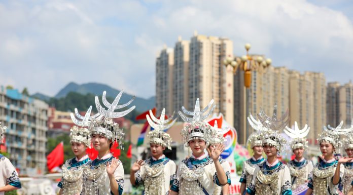 Cina: Qiannan celebra 70 anni con una parata nel Guizhou (2)