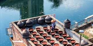 Cina: preparazione della salsa al peperoncino nell’Hunan (3)
